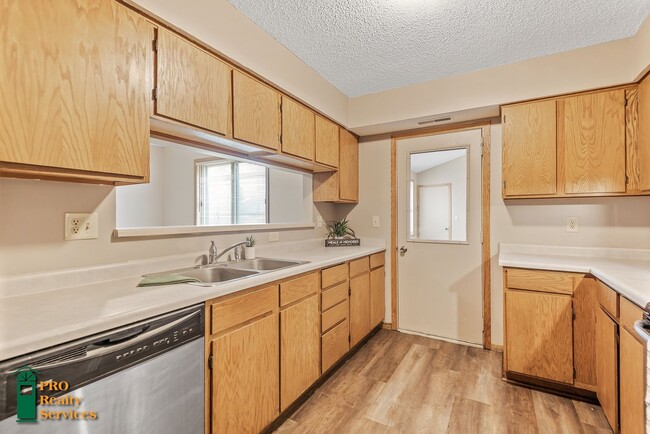 Building Photo - 3 Bedroom End Unit Townhouse