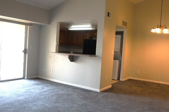 Building Photo - Stunning 3rd Floor 3 BR/2 BA Littleton Con...