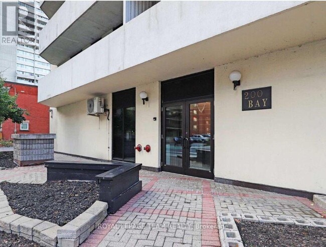 Building Photo - 200 Bay St