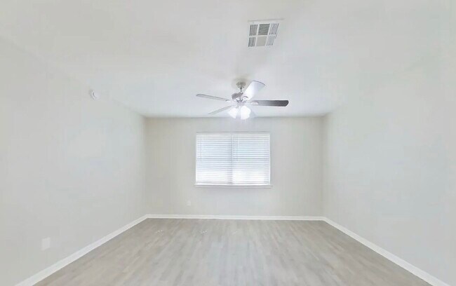 Foto del edificio - AVAILABLE NOW