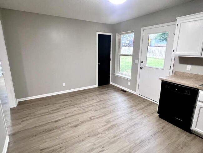 Building Photo - 1215 Susan Cir