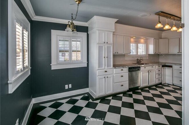 Foto del edificio - Walk to Schools, Downtown & Waterfront from Lettered Streets 5bd Home