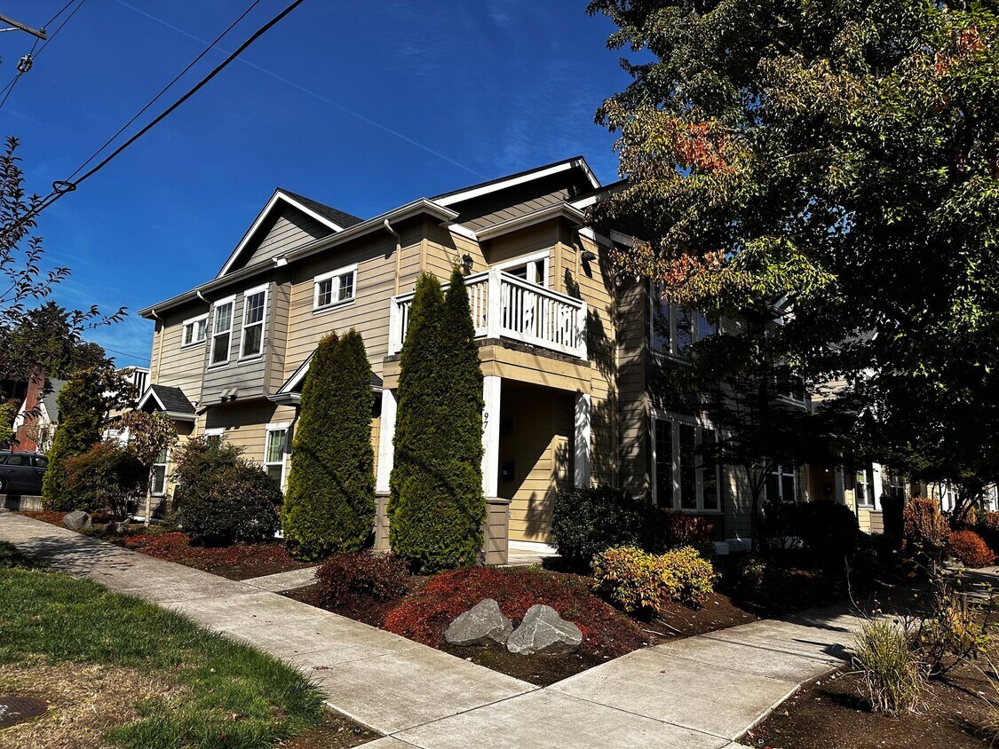 Foto principal - (MUS) Large 3 Bed/2 Bath Town Home