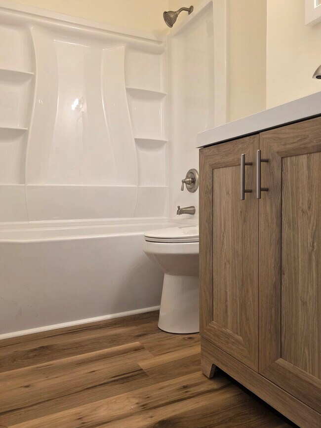 Baño completo en la planta superior, ¡todo a estrenar! Incluye piso. - 1718 Judy Way