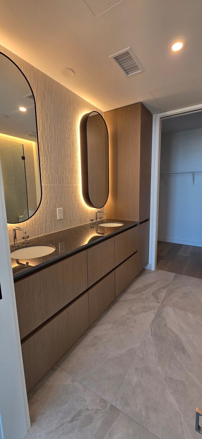 Tocador con doble lavabo en el baño principal - 610 Davis St