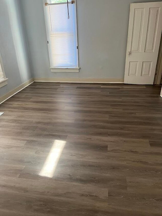 Building Photo - 1102 N Elm St