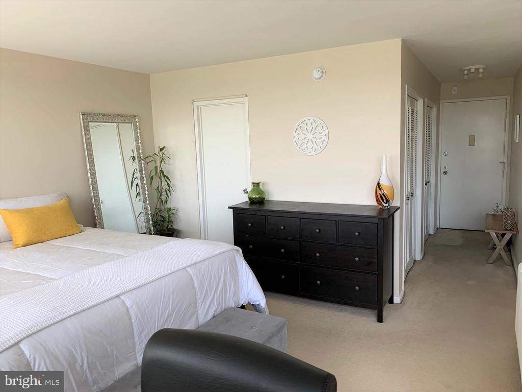 Foto principal - 10401 Grosvenor Pl