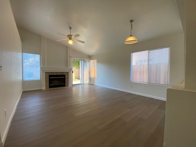 Foto del edificio - 3-bedroom, 2-bath, 1,107 sq. ft. single-story home in Sacramento