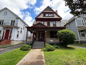 Building Photo - 27 Vick Park B