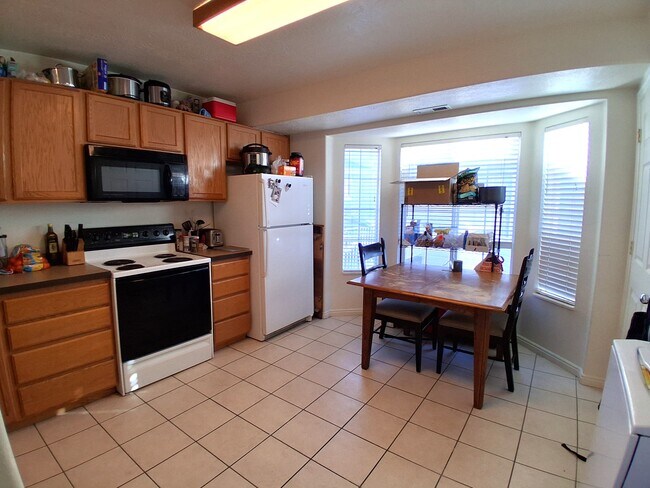 Foto del edificio - 879 E 350 N