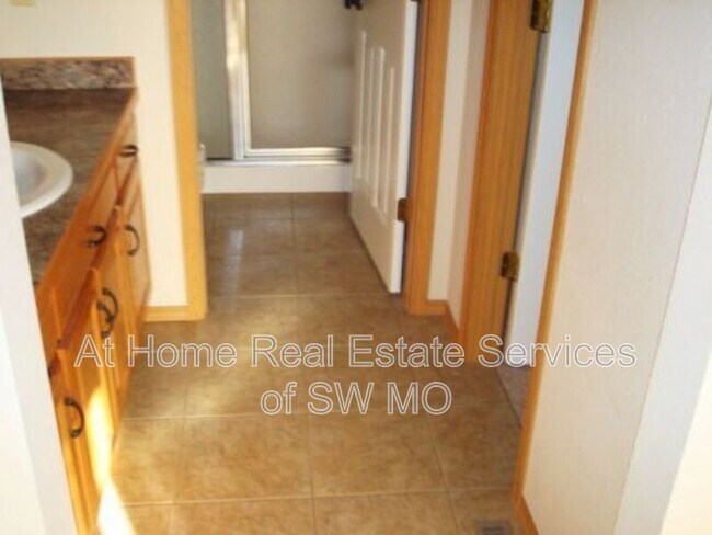 Building Photo - 1153 N Northwood Ave