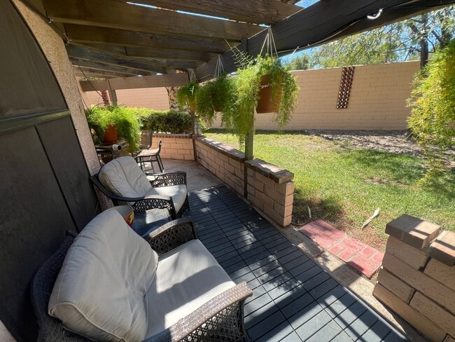 Foto del edificio - A Fabulous 2 Bedroom Single story Townhome...