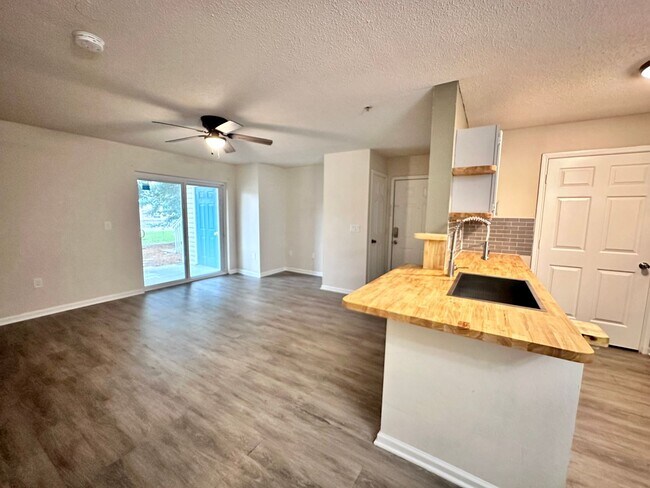 Foto del edificio - Newly Renovated 1B/1B Condo near Beach in ...