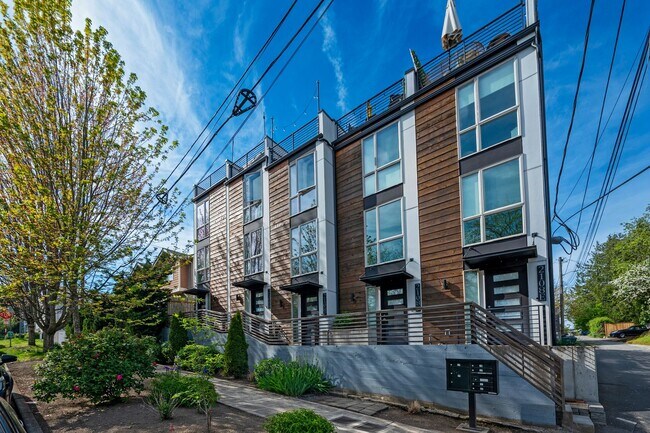 Foto del edificio - Modern 2BR End-Unit Townhome with Two Rooftop Decks