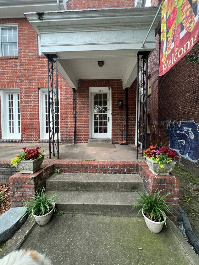 Primary Photo - 1130 W Grace St