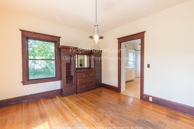 Building Photo - One Block off Belmont- Great Refurbished T...