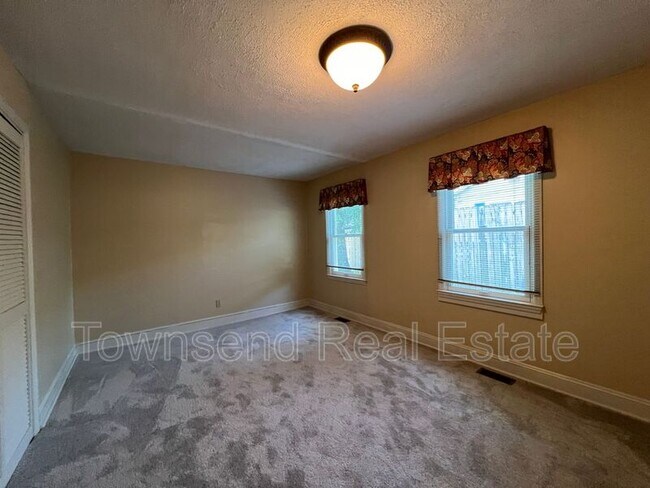 Building Photo - 211 Ellington St