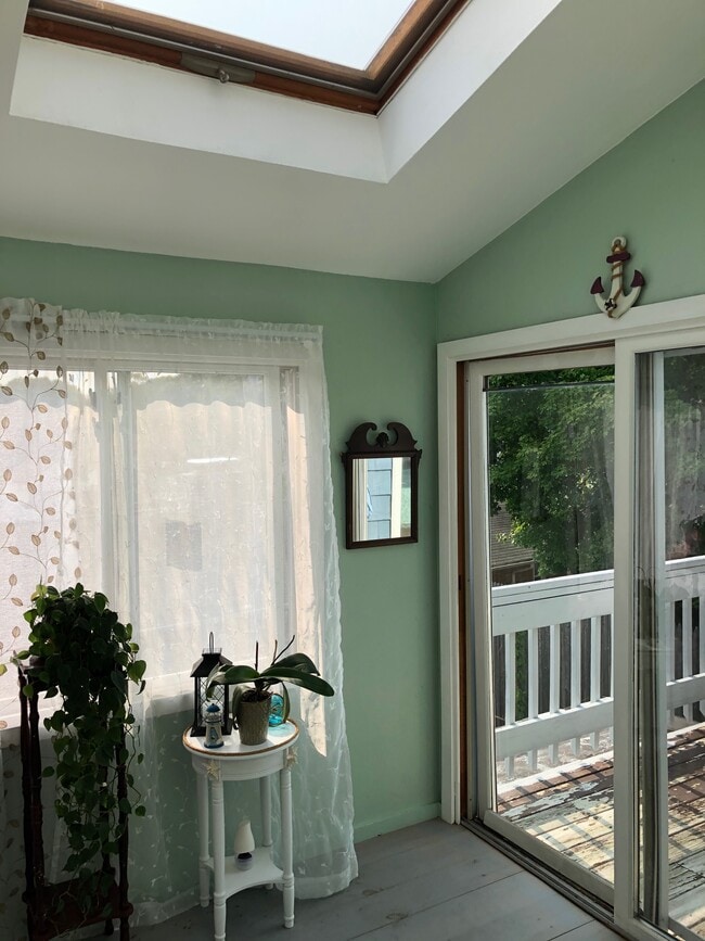 Bright Sun Room with Deck Access - 151 High St