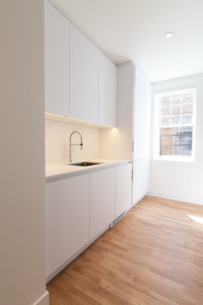 Building Photo - 2100 Rue du Fort