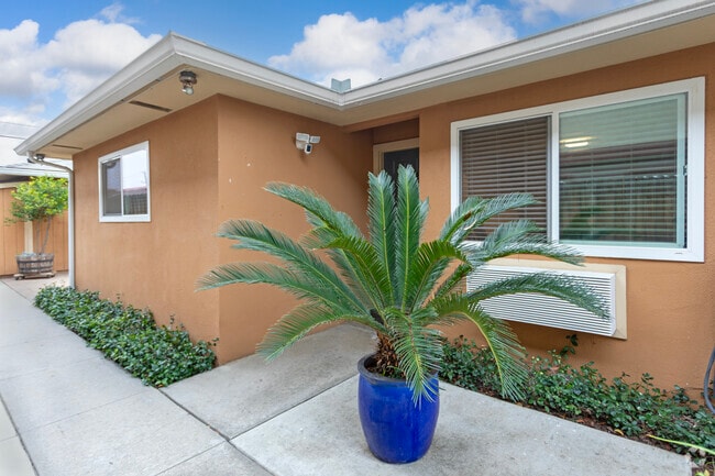 Edificio - 1330 E San Bruno Ave