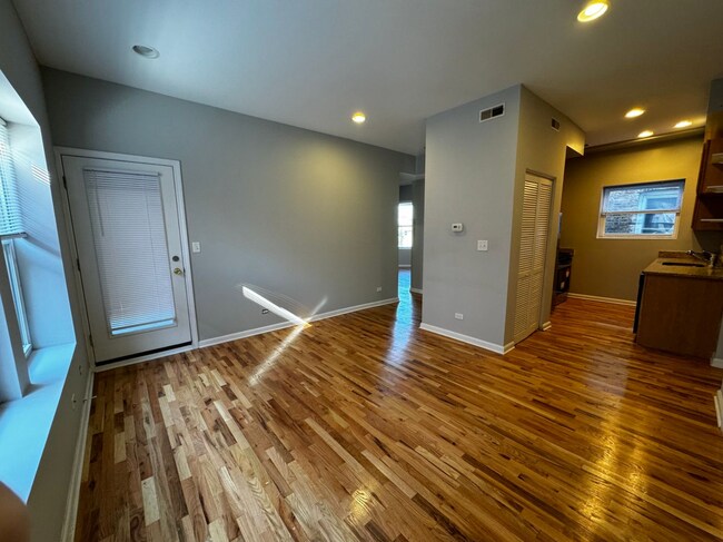 Foto del edificio - 4724 N Bernard St