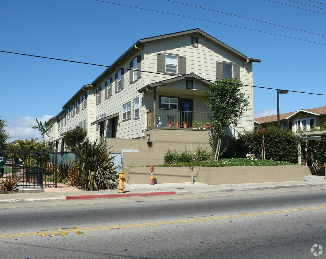 Building Photo - 135 Riverside Dr