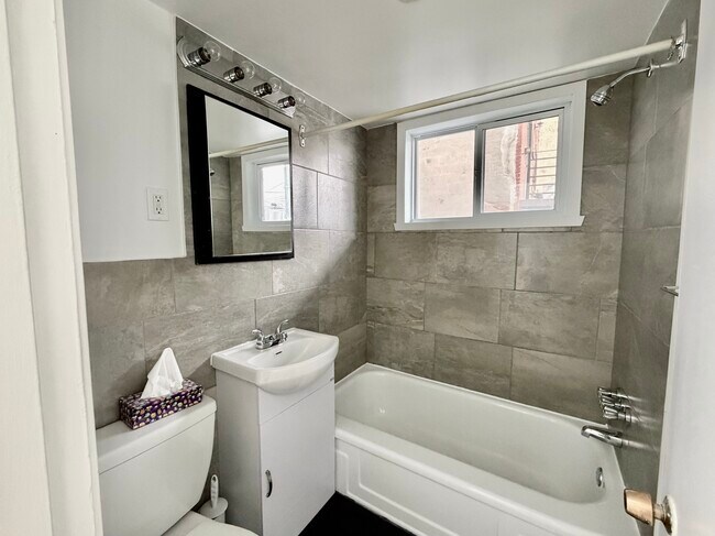 Photo du bâtiment - 2405 Belanger - 1 bedroom