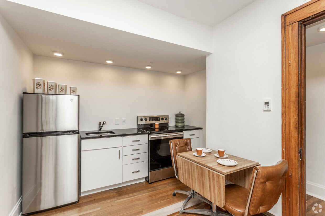 Argonne Apartments Rentals in Des Moines at 1723 Grand Ave Des Moines