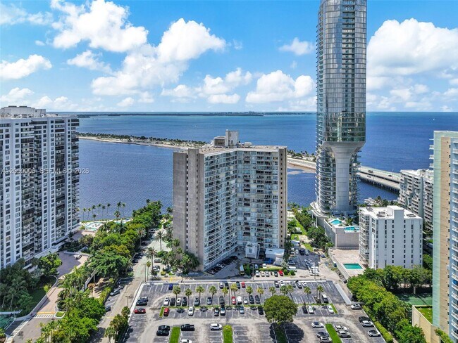 Foto del edificio - 2451 Brickell Ave