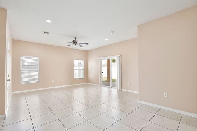 Foto del edificio - Spacious 4/2 Home with a Large Fenced Backyard and a 2 Car Garage Located in Buena Ventura Lakes ...