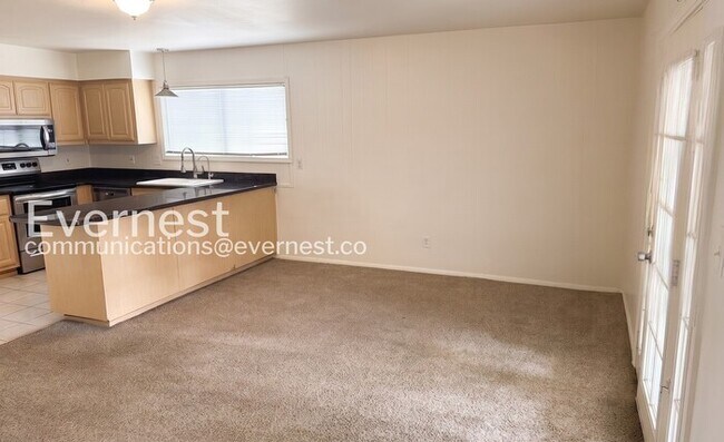 Building Photo - 3Bed/2Bath with Fenced Yard/ Available Now!
