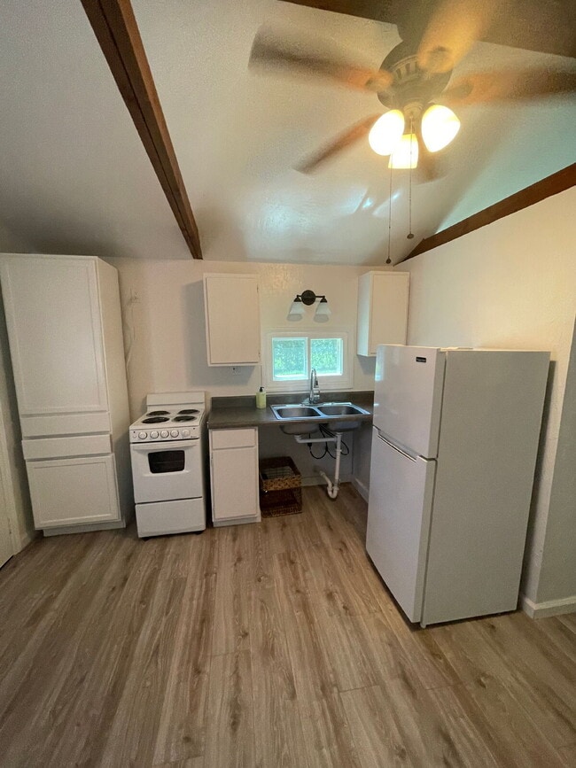 Building Photo - Rear Unit Located Near Parks & Minutes Fro...