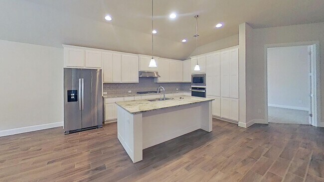 Foto del edificio - Elegant 4-Bedroom Home with Luxurious Feat...