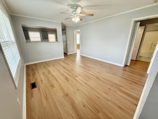 Foto del edificio - 3 Bed 2 Bath home with pool and lawncare included for $1825!!!