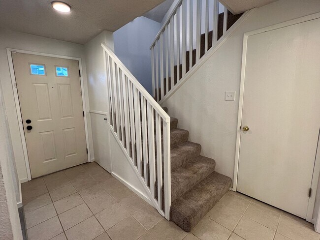 Building Photo - Townhouse Style 2BD/1.5BA w/ Parking, Balc...