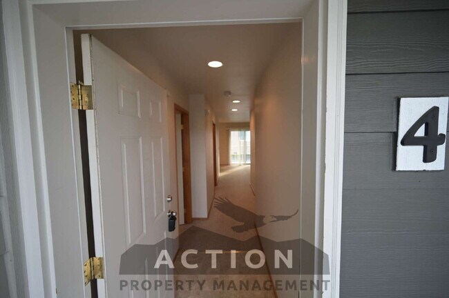 Foto del edificio - 2 bed 1 bath, top floor apartment in Port Angeles, close to Peninsula College and the Olympic Nat...
