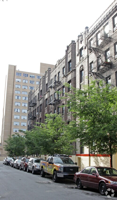 Building Photo - 556 W 191st St