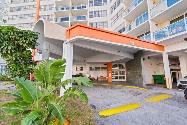 Foto del edificio - 1351 NE Miami Gardens Dr