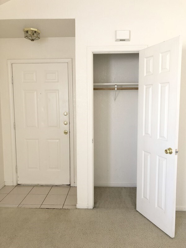 Foto del edificio - 1011 Hawk Trl, Unit 2- 2BD, 2BA, Pets Welc...