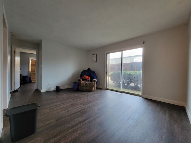 Foto del edificio - Renovated 2 Bedroom Apartment Conveniently...