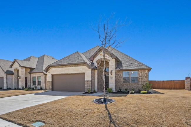 Building Photo - Stunning 4/2.5/2 in Red Oak!