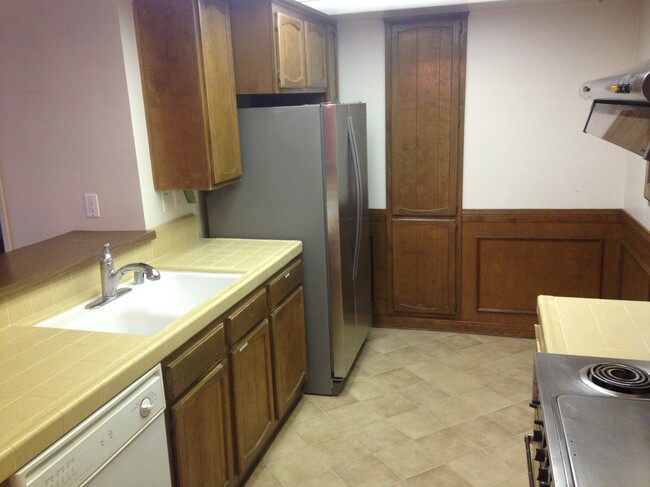 Kitchen - 8145 Redlands St