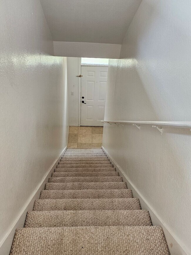 Building Photo - 2 Bedroom, 2 Bath plus Loft in Gated Commu...