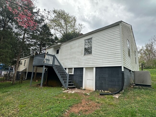 Building Photo - 2 Bedroom House Near University of Lynchburg
