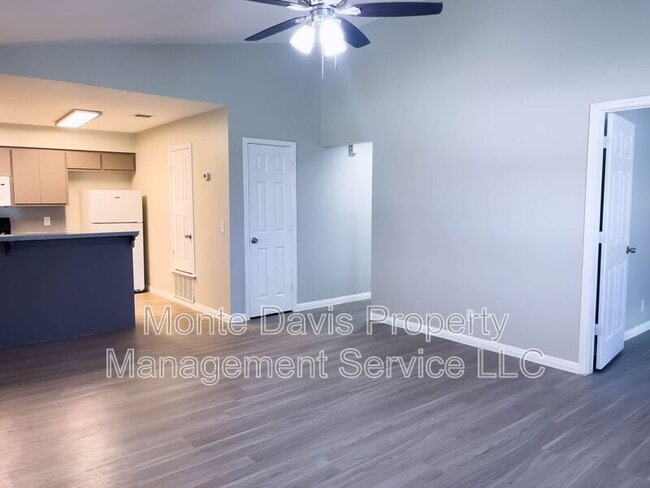 Building Photo - 908 Country Aire