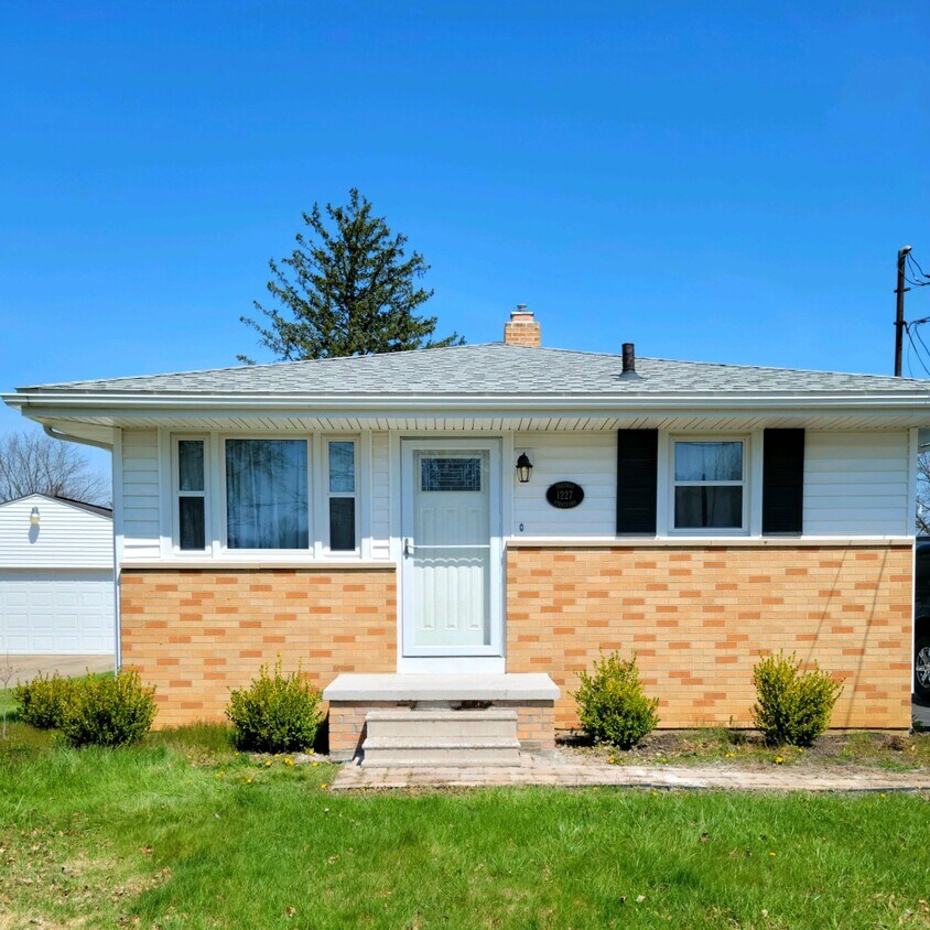 1227 Stratford St, Barberton, OH 44203 House Rental in Barberton, OH