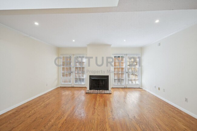 Building Photo - Charming 2-Story 2/1.5 Condo Ready for Mov...