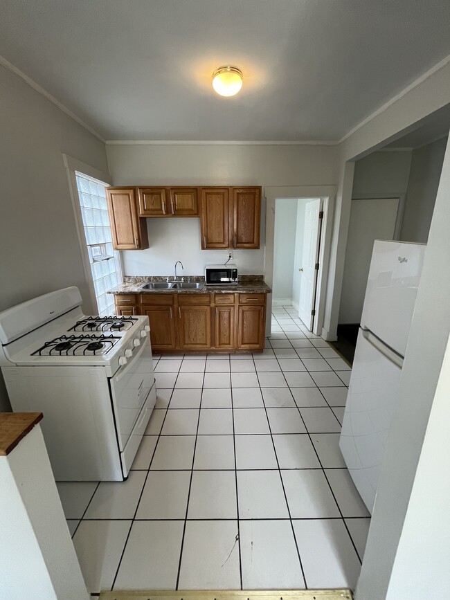 Building Photo - 231 Doty St