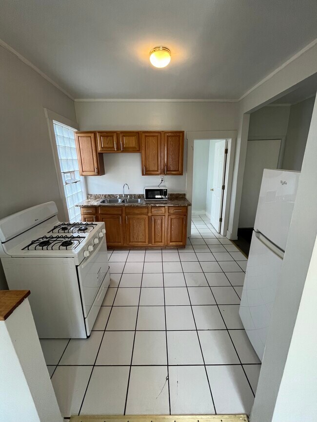 Building Photo - 231 Doty St