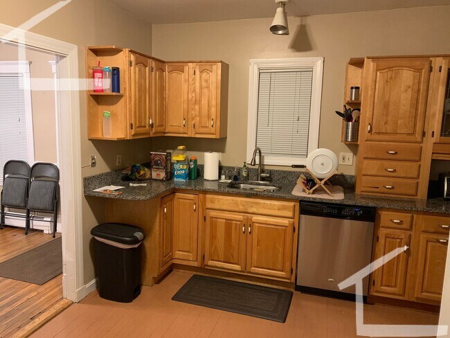 Foto del edificio - 1 bed with den in Watertown